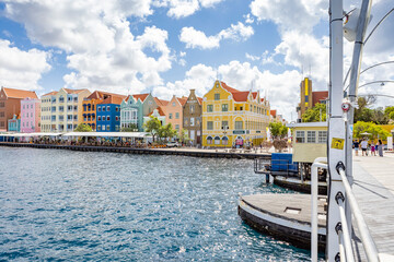Obraz premium Famous colorful waterfront buildings in dutch-caribbean, colonial style viewed from the Queen-Emma-Bridge in Willemstad, Curacao