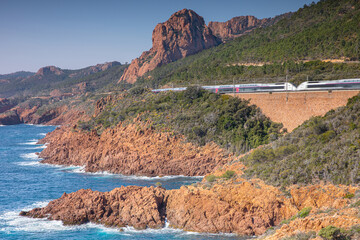 Train circulant au Massif de l'Esterel le long de la Mer Méditerranée dans le sud de la France 