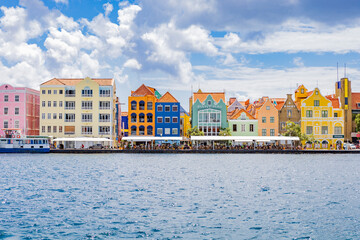 Famous colorful waterfront buildings in dutch-caribbean, colonial style viewed from the district Otrobanda in Willemstad, Curacao - obrazy, fototapety, plakaty