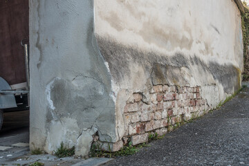 Gebäudeschäden an Backsteinwand