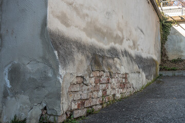 Gebäudeschäden an Backsteinwand