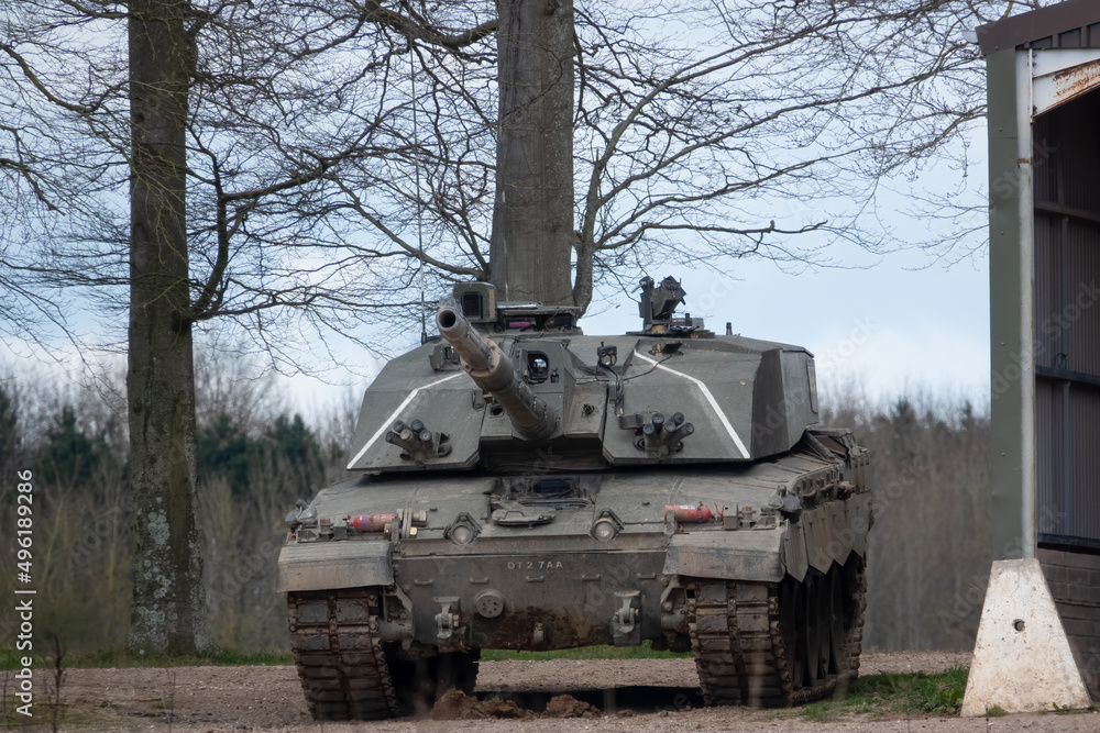 Wall mural british army challenger 2 ii fv4034 main battle tank stationary between empty buildings, awaiting de