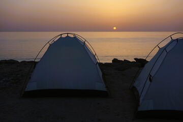 Coucher de soleil en camping en bord de mer au Golf d'Oman - obrazy, fototapety, plakaty