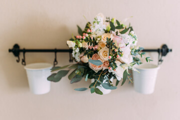 wundervolle Blumendekoration auf einer Hochzeit mit Brautstrauß hell und pastellfarben