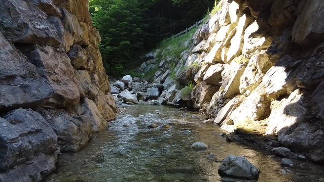 R&uuml;ckw&auml;rts &uuml;ber die Felsen und Steine ​​des Baches, drone video