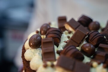 Torta al cioccolato con barrette di cioccolato