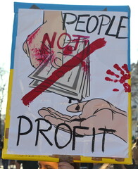 Schild auf einer Demo: "People - not profit"
