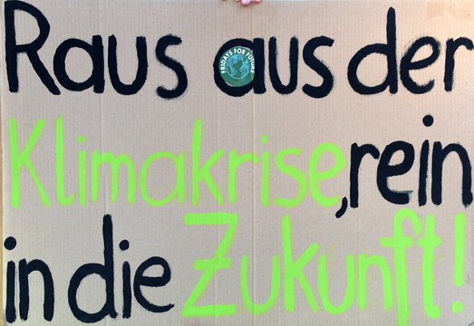 Pappschild auf einer Klima-Demo: "Raus aus der Klimakrise, rein in die Zukunft"