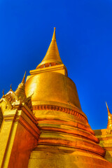 Naklejka premium Golden coated template structures in Bangkok, Thailand.