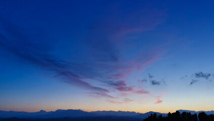 Tramonto blu e rosso nel cielo sopra le valli le colline e le montagne dell’Appennino