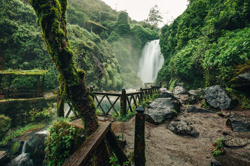 Cascada de Peguche y bosque tranquilo para caminar en Otavalo Ecuador © David Gramal