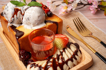 Honey Toast, Consists of bread topped with honey and ice cream