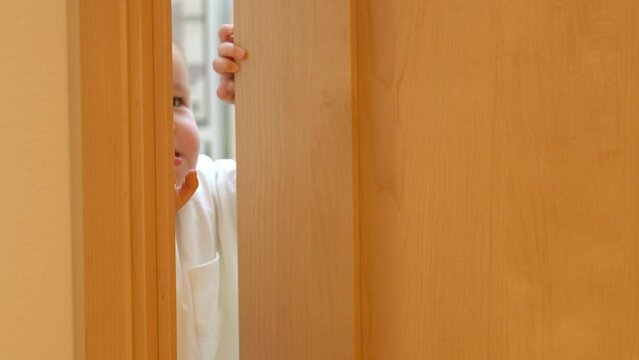 ドアを開ける赤ちゃん