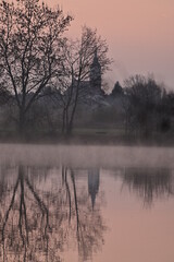 Nebliger Sonnenaufgang im Vogelschutzgebiet NSG Garstadt bei Heidenfeld, Schweinfurt, Franken, Bayern, Deutschland