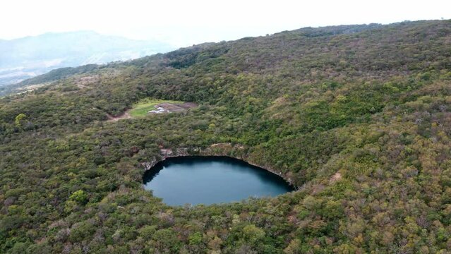 Cenotes De Candelaria, Nent&oacute;n, Huehuetenango, Guatemala, tomas a&eacute;reas vista p&aacute;jaro en &oacute;rbita