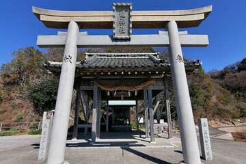 海岸にある小さな神社の鳥居
