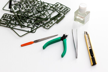 プラモデルのパーツと工具類