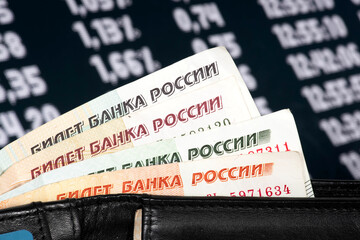 Eine Geldbörse, Banknoten russische Rubel und die Wirtschaft in Russland