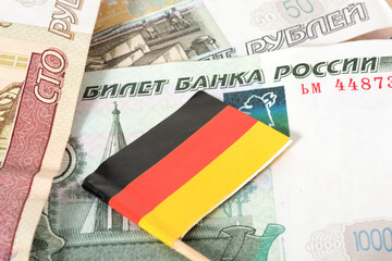 Flagge von Deutschland und Rubel Banknoten
