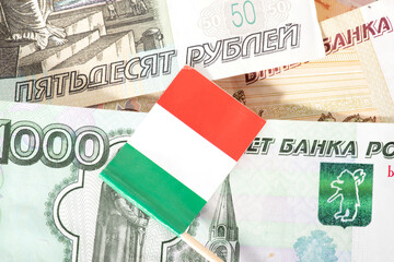 Flagge von Italien und Rubel Banknoten