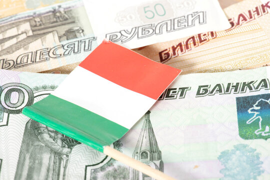 Flagge von Italien und Rubel Banknoten