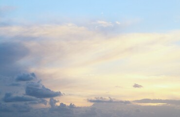 Un bonito cielo al atardecer. Cielo con nubes de tormenta aproximándose desde el mar a la costa en Huelva, España, justo antes de la puesta de sol.