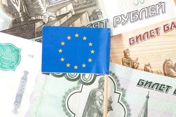 Flagge der Europäischen Union EU und Rubel Banknoten