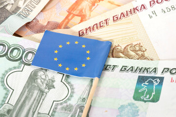 Flagge der Europäischen Union EU und Rubel Geldscheine