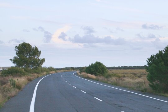 Carretera en las marismas del Paraje Natural Marismas del Odiel en Huelva, Espa&ntilde;a. Carretera de dos carriles que conduce al rompeolas conocido como Dique Juan Carlos I.