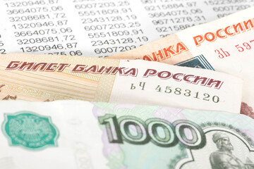 Banknoten russische Rubel und eine Kalkulation
