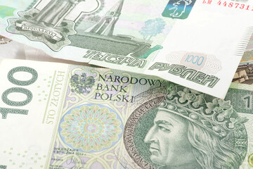 Wirtschaft und Geldscheine Rubel und Polnische Zloty PLN