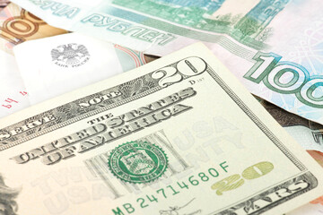 Wirtschaft und Banknoten Rubel und Dollar
