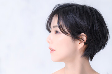 Beautiful E-line female profile