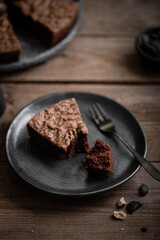 part de gâteau moelleux au chocolat et noisette fait maison