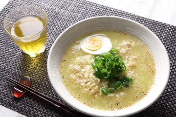 美味しそうなインスタントラーメン塩味