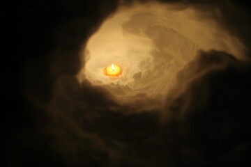 雪を掘ってろうそくを灯す