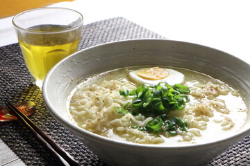 美味しそうなインスタントラーメン塩味