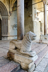 Des lions en pierre sont des sculptures a l'entrée d'une eglise catholique chretienne en France