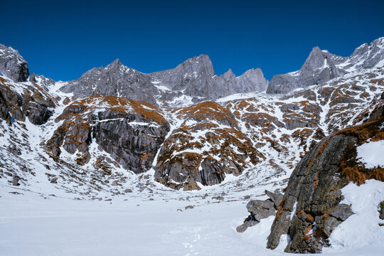 Vallata nei pressi del Rifugio Allievi Bonacossa, Val di Mello, Lombardia, Italia. Sullo sfondo Pizzi del Ferro, Cima di Zocca, Punta Vittoria, Punta Allievi, Cima di Castello, Pizzo Torrone