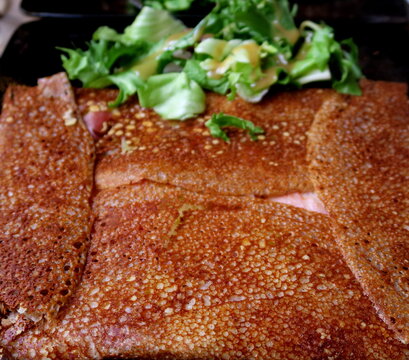 Cr&ecirc;pe de sarrazin fourr&eacute;e avec salade.