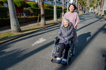 年配女性と妊婦の散歩風景