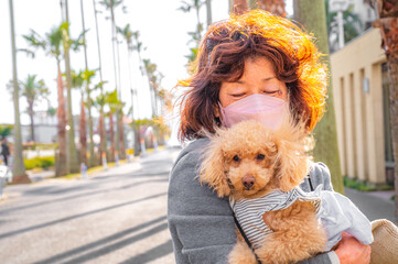 飼い主とトイプードル