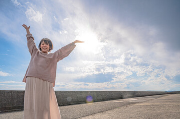 妊婦と幻想的な空