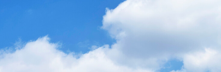 晴れの日の真っ白な雲と水色の空　背景素材