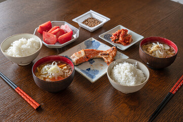 バランスのとれた朝食定食