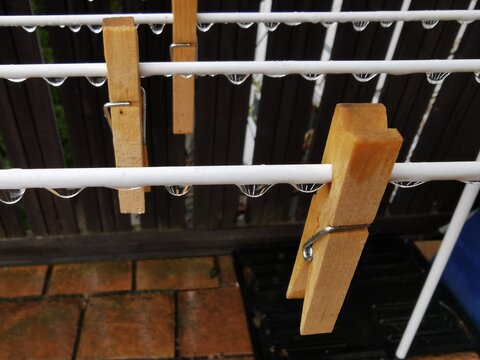 Wäscheklammern hängen an der Leine bei Regenwetter