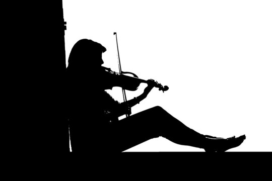 Schwarze Silhouette einer Frau die Geige spielt vor weißem Hintergrund