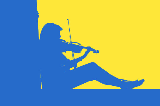 Silhouette einer Frau die Geige spielt in den Farben der Ukraine