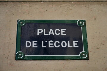 Place de l'Ecole. Plaque de nom de rue. Paris
