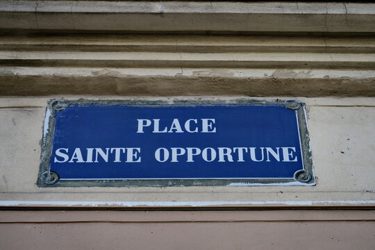 Place Sainte Opportune. Plaque de nom de rue. Paris.
